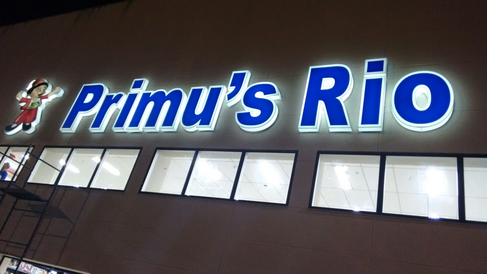 Letreiro instalado na fachada de uma empresa