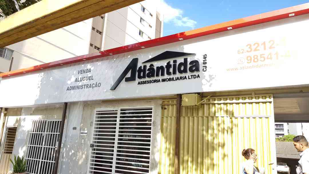 Exemplo de fachada comercial revestida com ACM