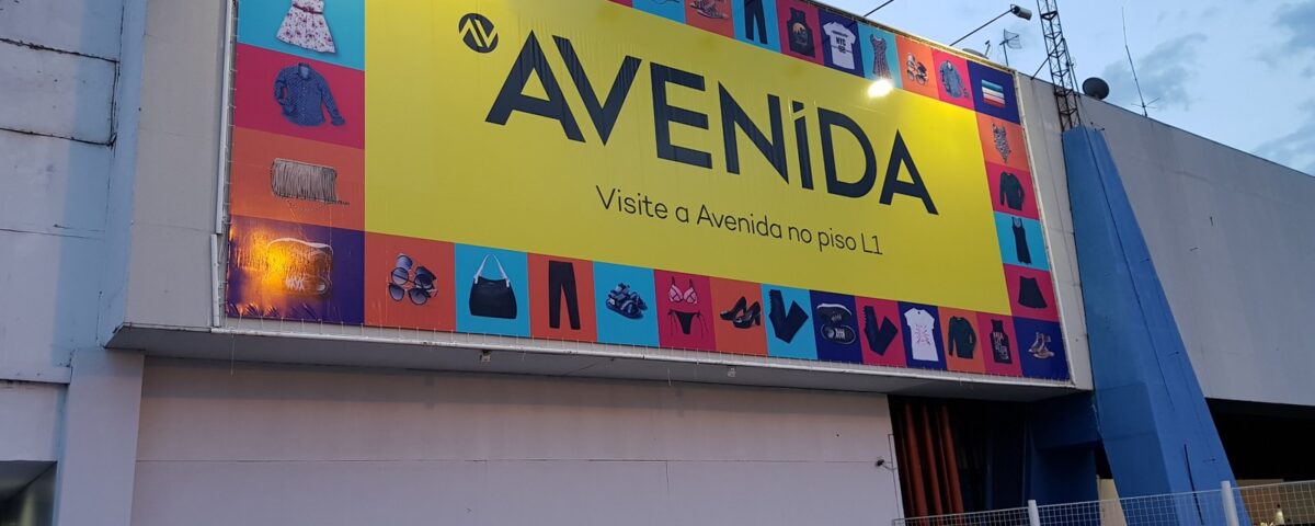 Fachada Avenida com testeira colorida e composição de identidade visual.