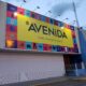 Fachada Avenida com testeira colorida e composição de identidade visual.