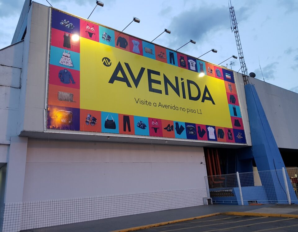 Fachada Avenida com testeira colorida e composição de identidade visual.
