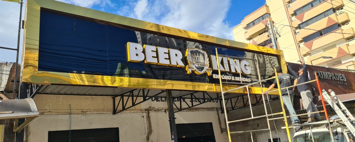 Painel preto e amarelo Beer King com estrutura de instalação visível.