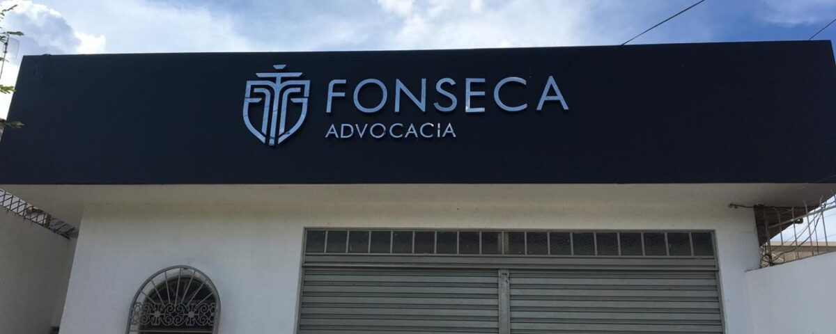Testeira escura com símbolo e identificação Fonseca Advocacia em contraste claro.