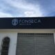 Testeira escura com símbolo e identificação Fonseca Advocacia em contraste claro.