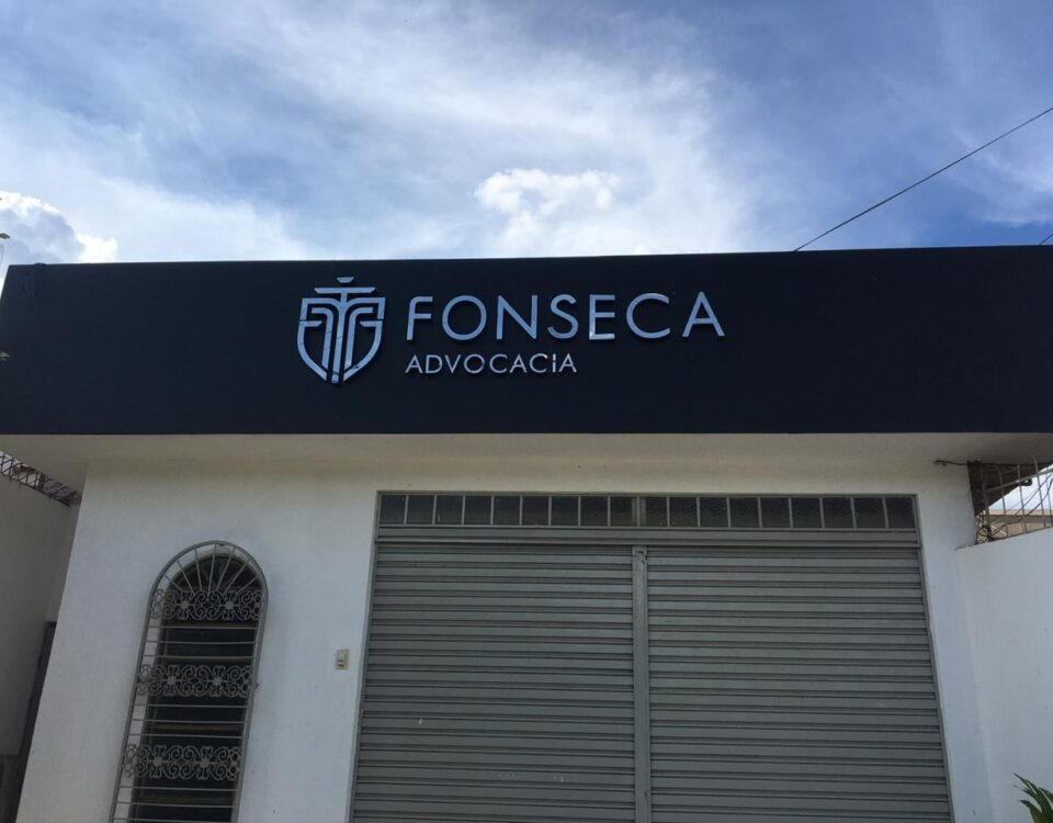 Testeira escura com símbolo e identificação Fonseca Advocacia em contraste claro.