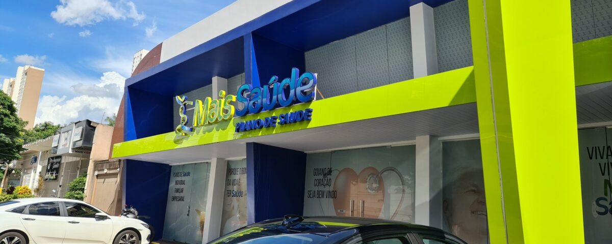 Fachada comercial com painéis azuis e verdes e identificação Mais Saúde.