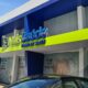 Fachada comercial com painéis azuis e verdes e identificação Mais Saúde.