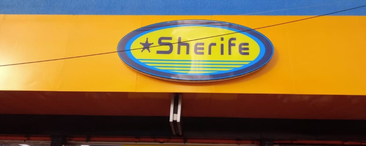 Fachada com painel amarelo e marca Sherife em destaque.