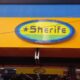 Fachada com painel amarelo e marca Sherife em destaque.