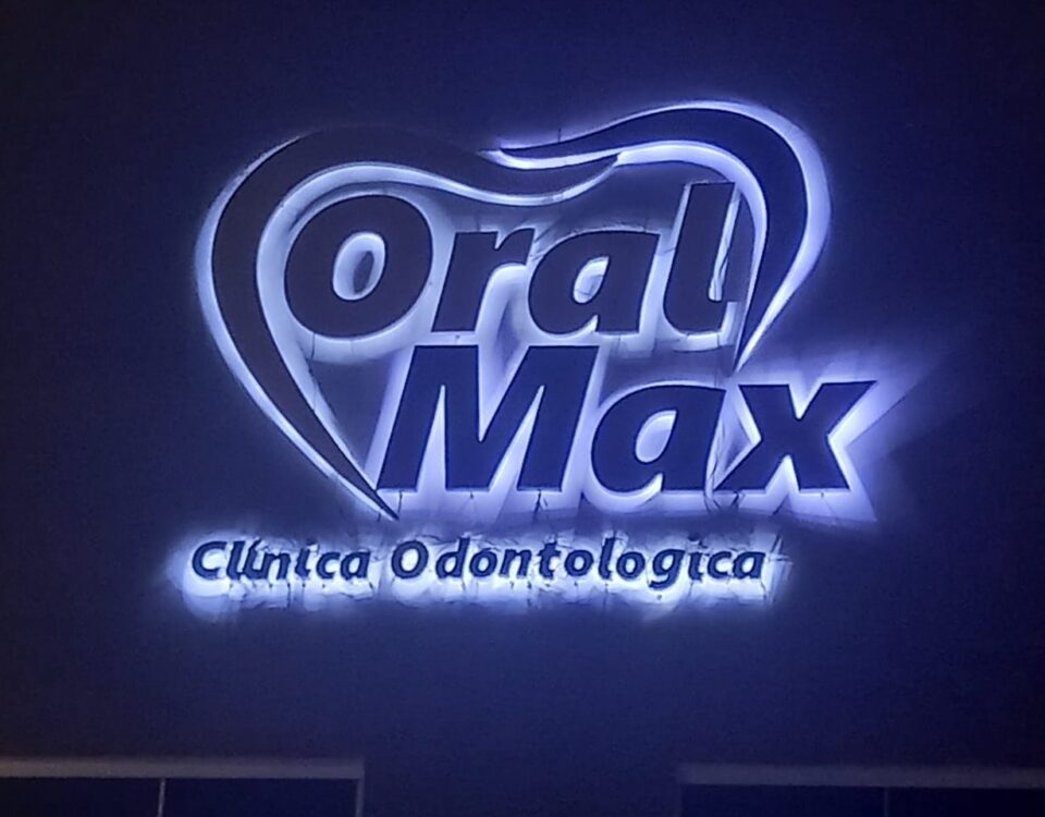 Logomarca Oral Max com halo branco sobre fundo escuro.
